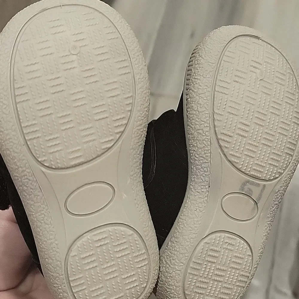 Gerber shoes size 4 (9-12 months)
